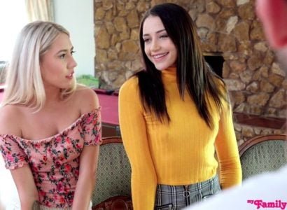 Ави Лав и Пейсли Беннетт со своими друзьями пригласили друг друга, когда они посещали фестиваль