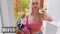 Клип Skylar Vox описывает непристойную девушку в кружевных штанах