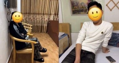 Красивая девушка сосет своего парня