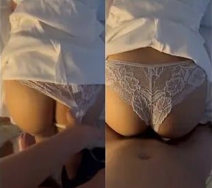Красивая девушка, прогуливаясь по улице