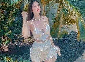 Похотливые девушки показывают бабочки в супер -стимулирующих социальных сетях