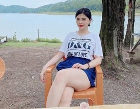 Huyền Anh vui vẻ với bvanj trai của mình trong nhà nghỉ